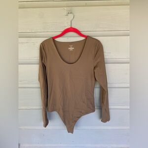 NUUDS- WOMEN'S LONG SLEEVE SCOOP NECK BODYSUIT Large Light Brown